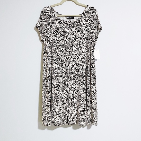 A-line Hawaii - Brushstrokes Print Short Sleeve Dress - Picture 1 of 5